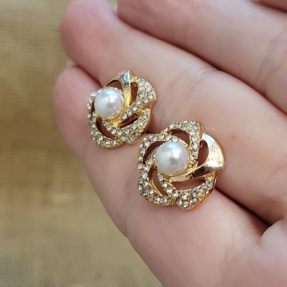 PEARL SHIMMER SWIRL STUD EARRINGS - Picture 6 of 8